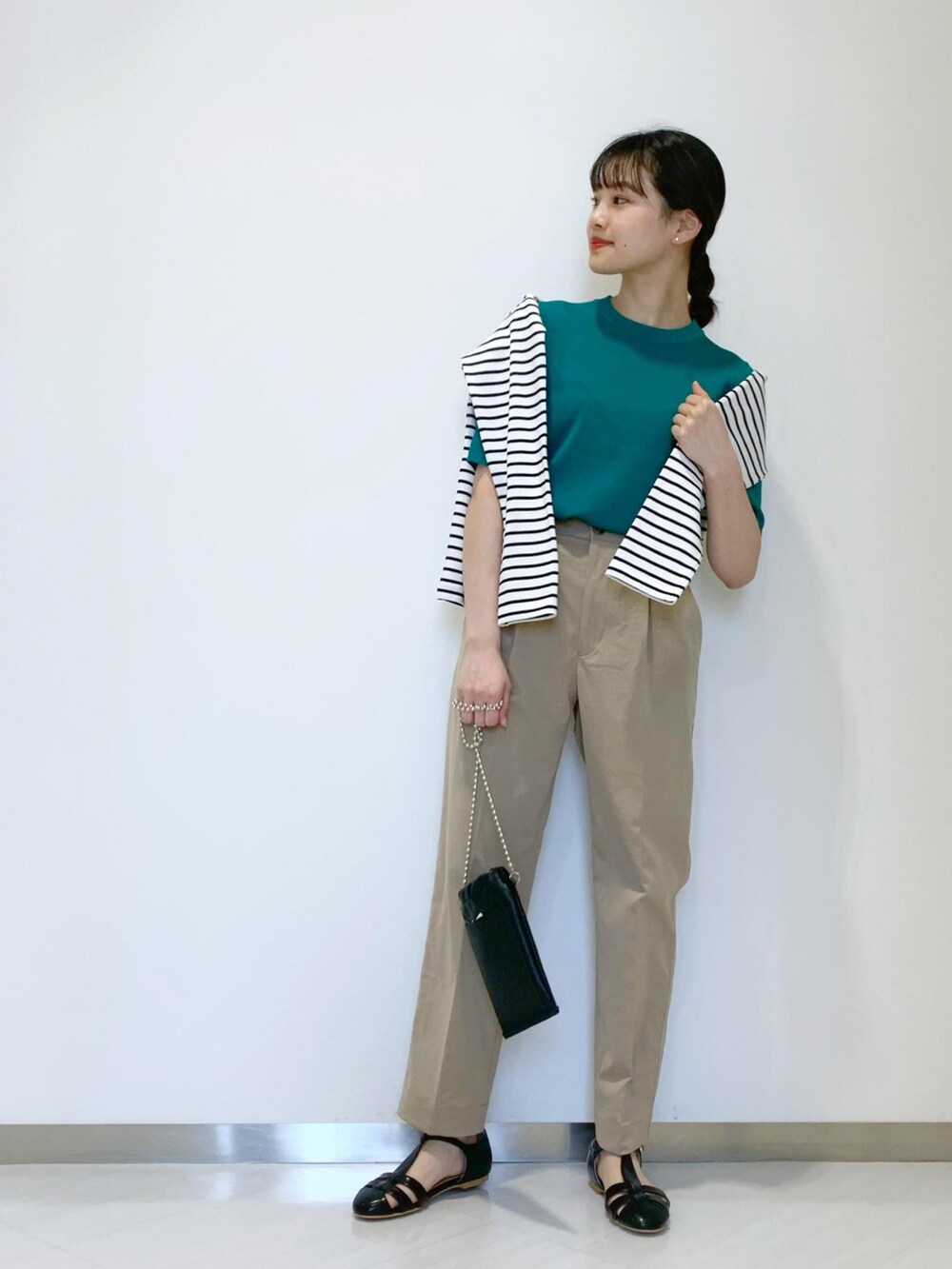 ホワイト系のTシャツ/カットソー、グリーン系のニット/セーター、ブラック系のショルダーバッグを着用したレディースの夏コーディネートの2枚目の写真