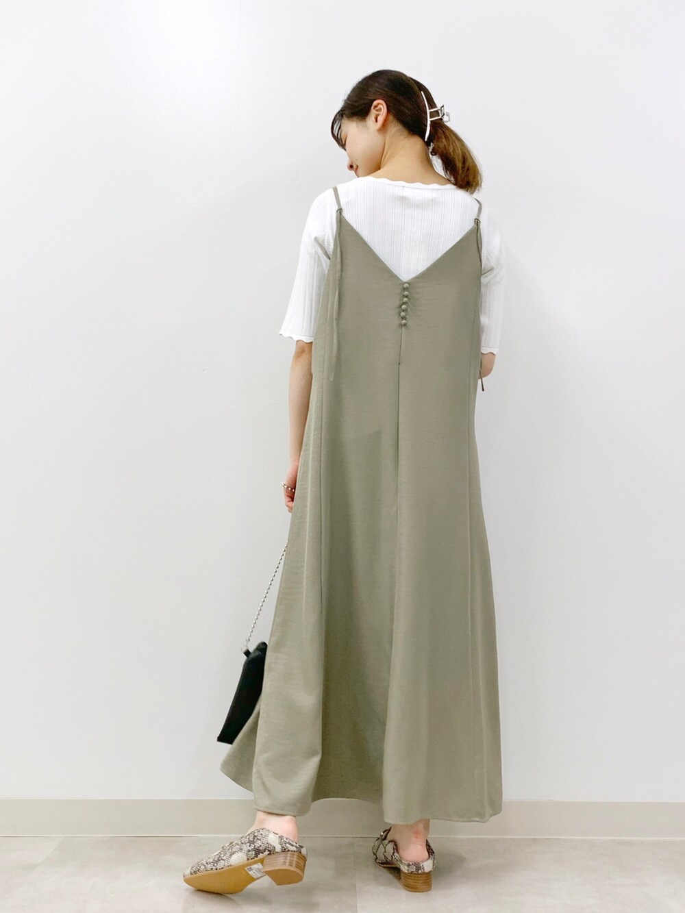 グリーン系のテーラードジャケット、グリーン系のワンピース、ホワイト系のニット/セーターを着用したレディースの春コーディネートの3枚目の写真