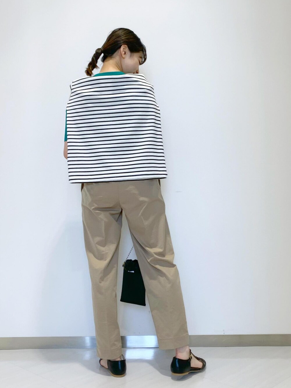 ホワイト系のTシャツ/カットソー、グリーン系のニット/セーター、ブラック系のショルダーバッグを着用したレディースの夏コーディネートの4枚目の写真