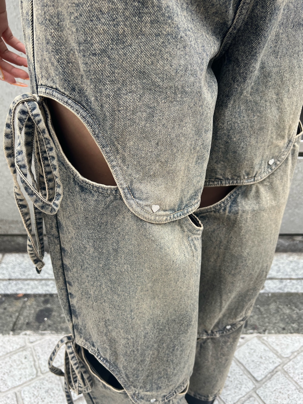 ホワイト系のTシャツ/カットソー、ブルー系のデニムパンツ、ブラック系のサンダルを着用したレディースの春コーディネートの4枚目の写真