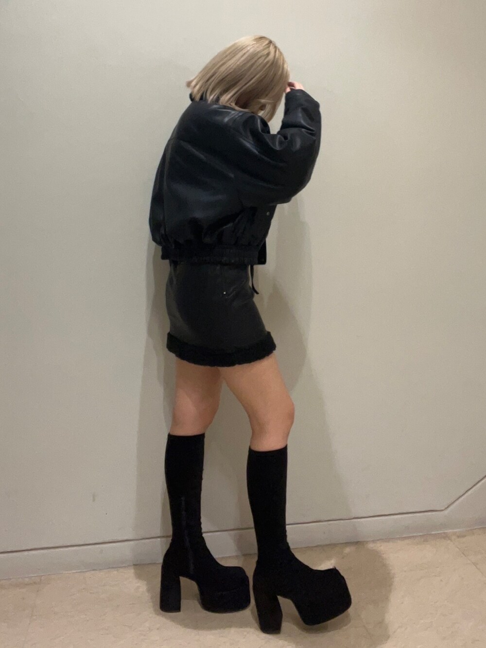 ブラック系のブルゾン、ブラック系のスカート、その他のブーツを着用したレディースの秋コーディネートの3枚目の写真