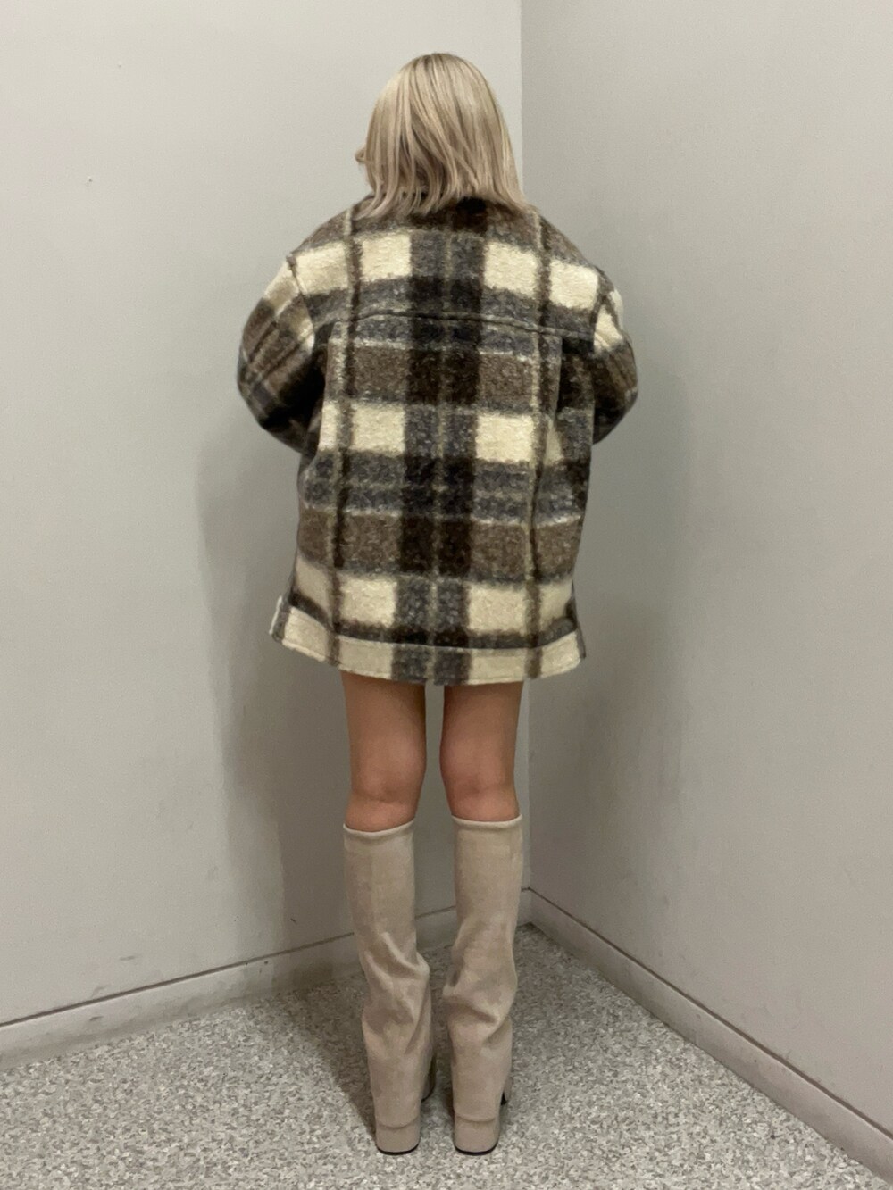 ホワイト系のブーツ、その他のその他アウター、ホワイト系のニット/セーターを着用したレディースの秋コーディネートの3枚目の写真