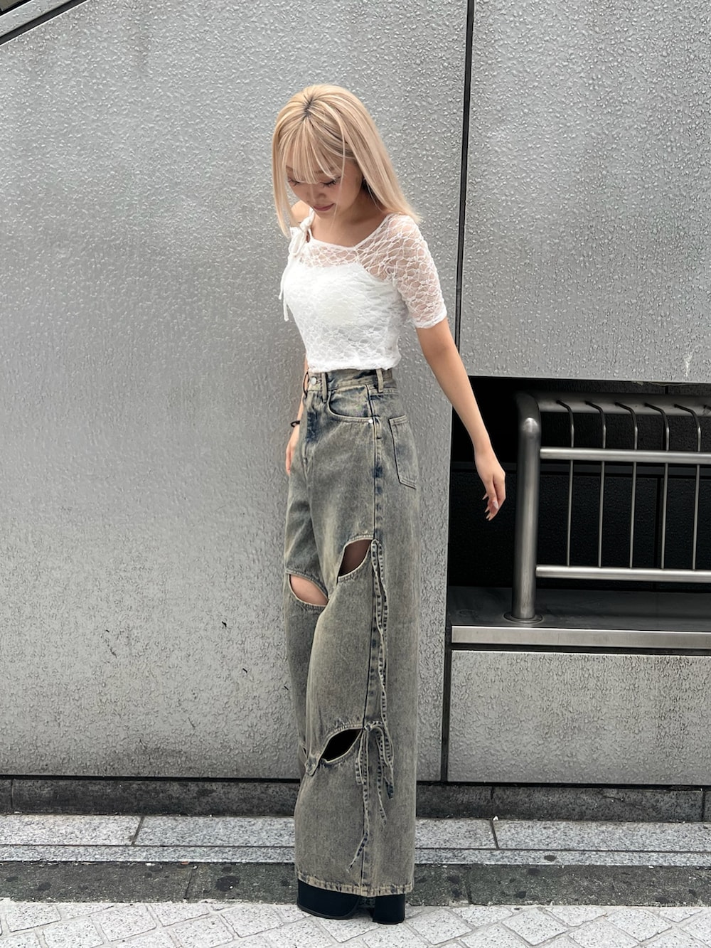 ホワイト系のTシャツ/カットソー、ブルー系のデニムパンツ、ブラック系のサンダルを着用したレディースの春コーディネートの2枚目の写真