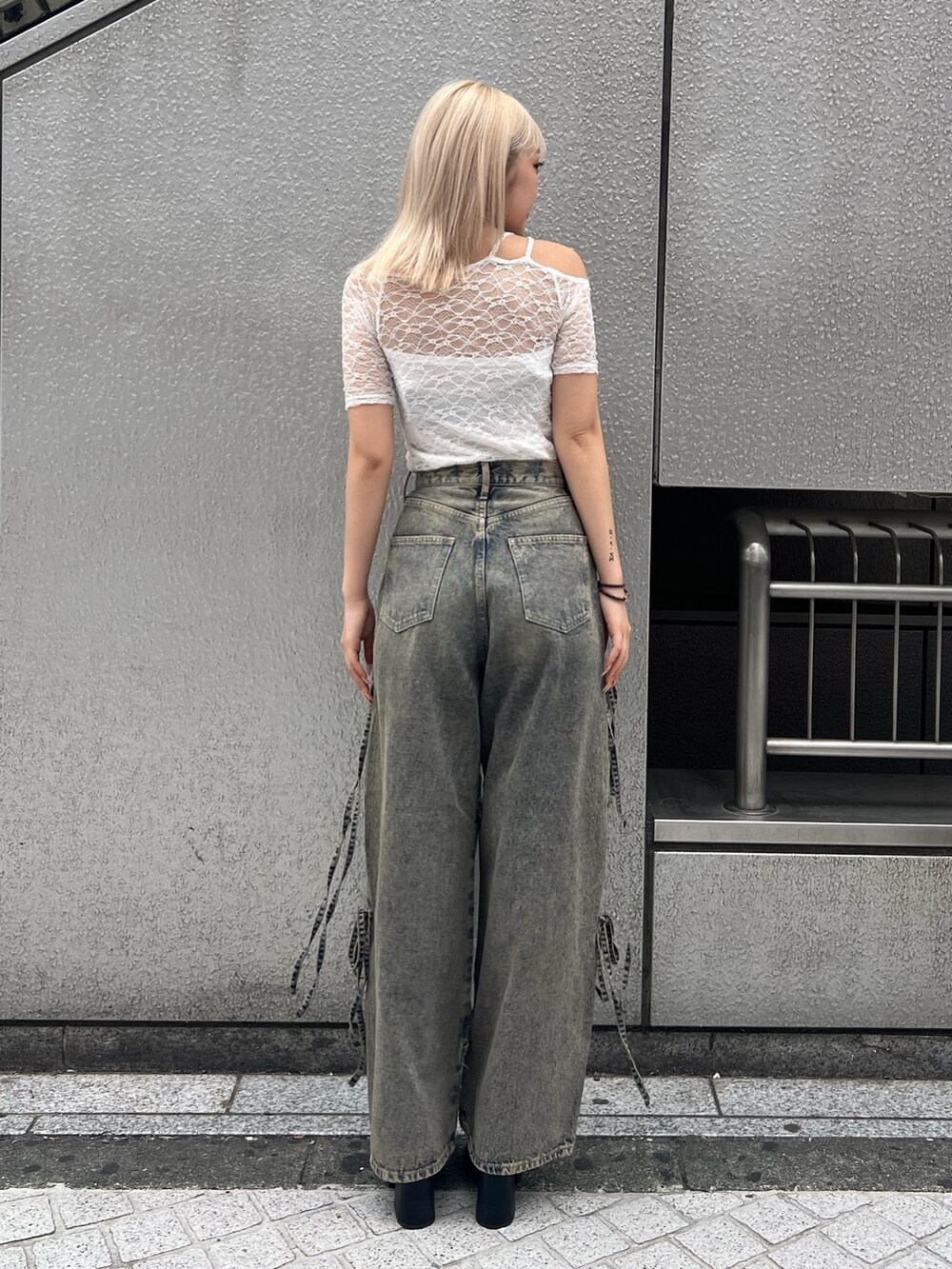 ホワイト系のTシャツ/カットソー、ブルー系のデニムパンツ、ブラック系のサンダルを着用したレディースの春コーディネートの3枚目の写真