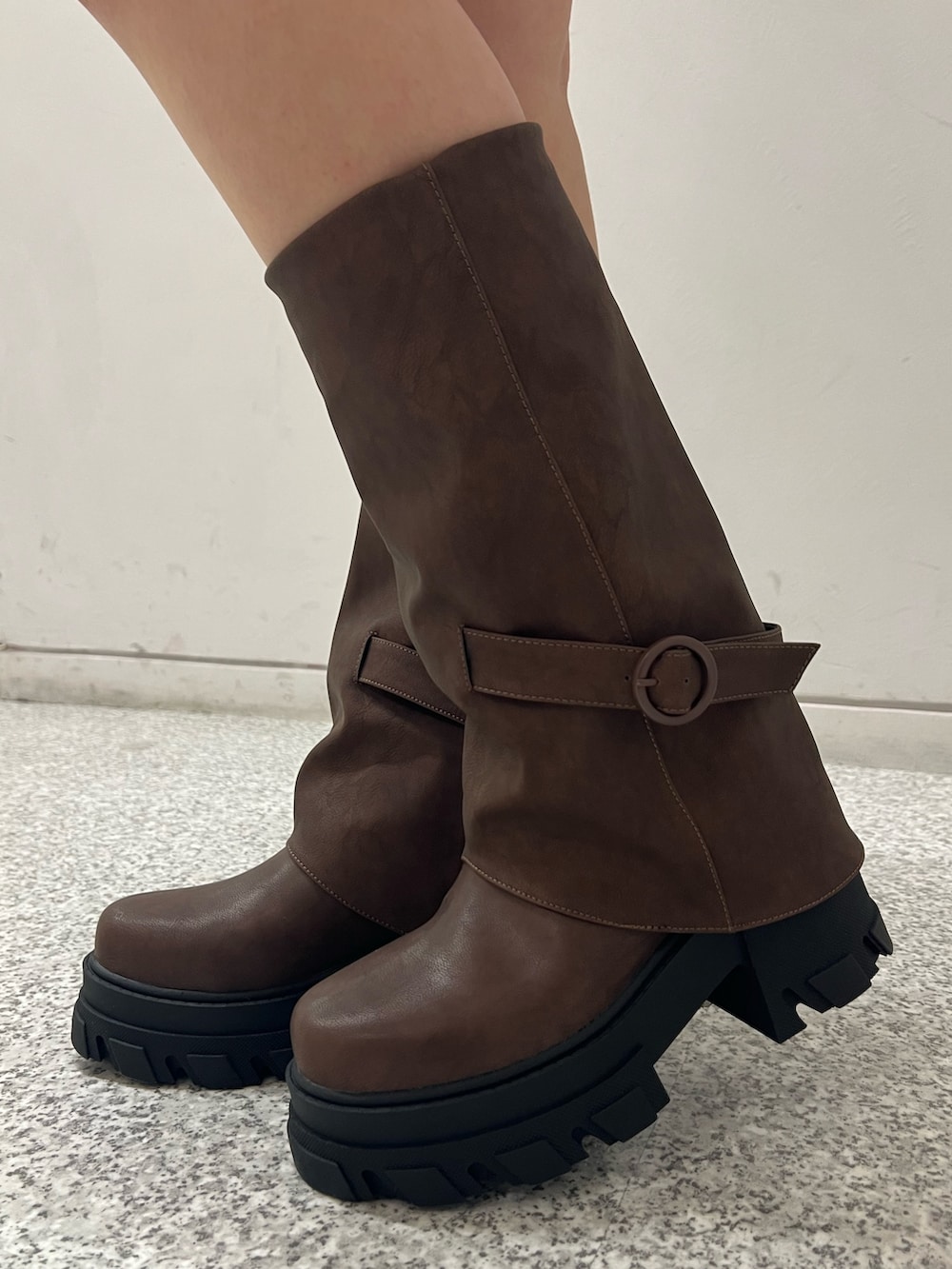 ブラック系のブルゾン、グレー系のスウェット、ブラック系のスカートを着用したレディースの冬コーディネートの5枚目の写真