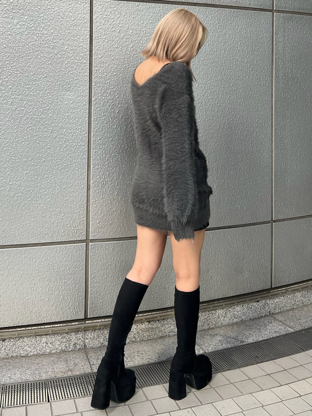 グレー系のワンピース、その他のブーツを着用したレディースの秋コーディネートの3枚目の写真