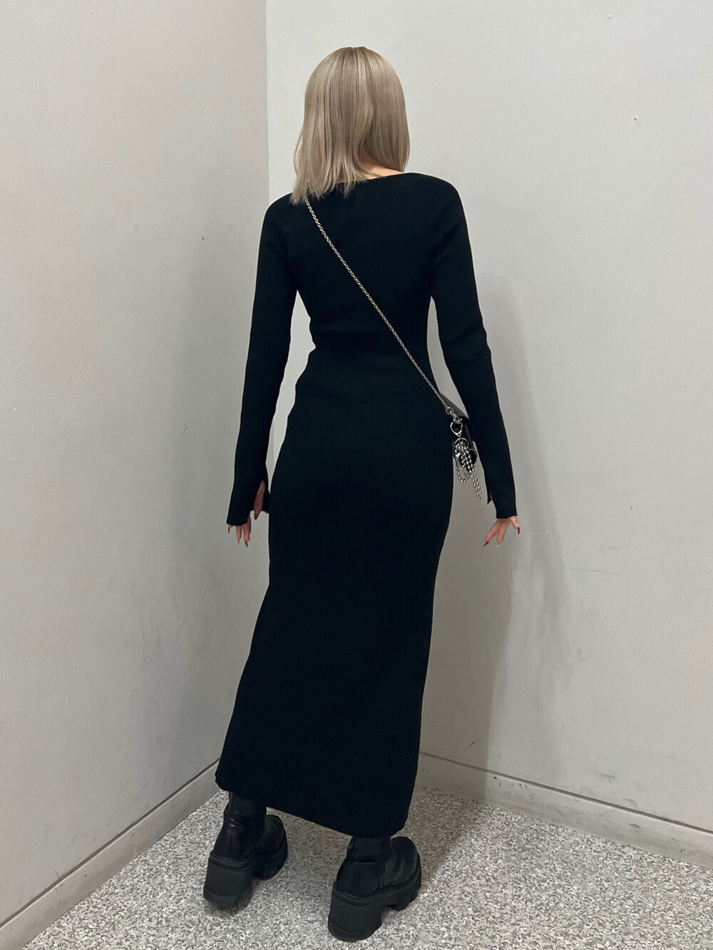 ブラック系のワンピース、ブラック系のブーツを着用したレディースの冬コーディネートの3枚目の写真