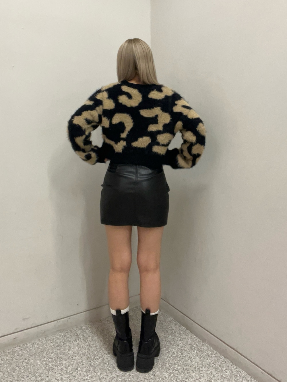 ブラック系のニット/セーター、その他のスカート、ブラック系のブーツを着用したレディースの冬コーディネートの3枚目の写真