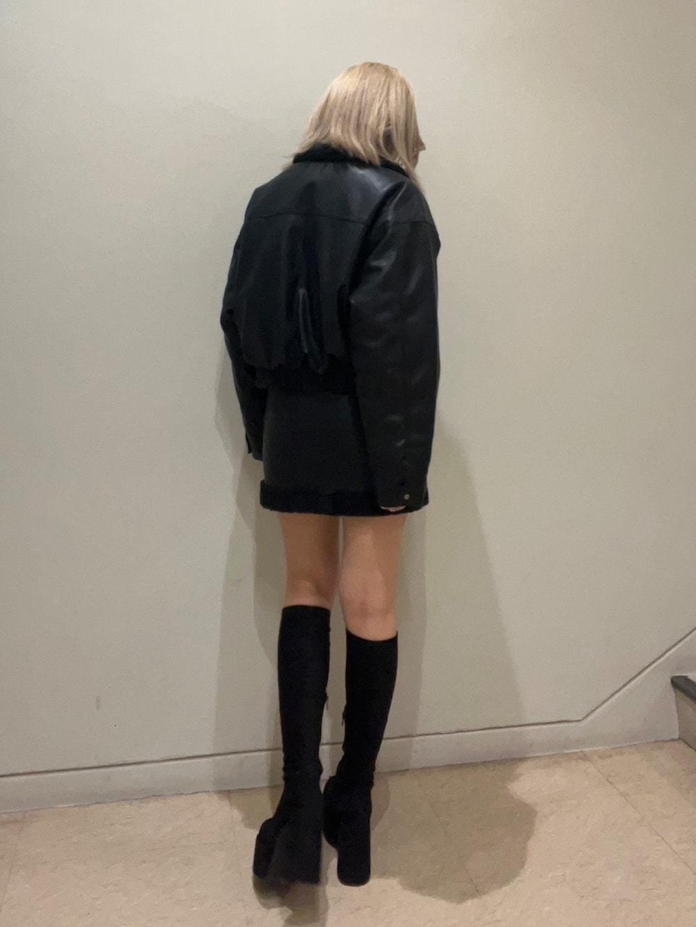 ブラック系のブルゾン、ブラック系のスカート、その他のブーツを着用したレディースの秋コーディネートの2枚目の写真