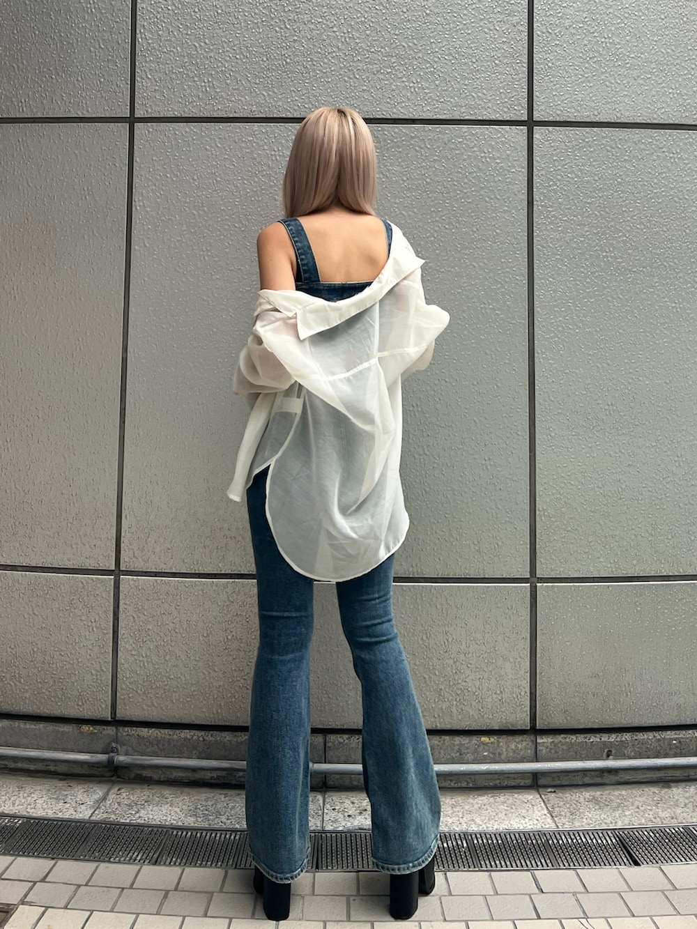 ブルー系のサロペット/オーバーオール、ブラック系のサンダル、ホワイト系のシャツ/ブラウスを着用したレディースの春コーディネートの2枚目の写真