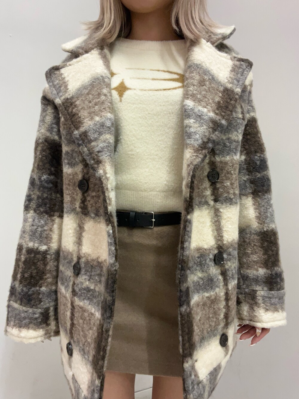 ホワイト系のブーツ、その他のその他アウター、ホワイト系のニット/セーターを着用したレディースの秋コーディネートの4枚目の写真