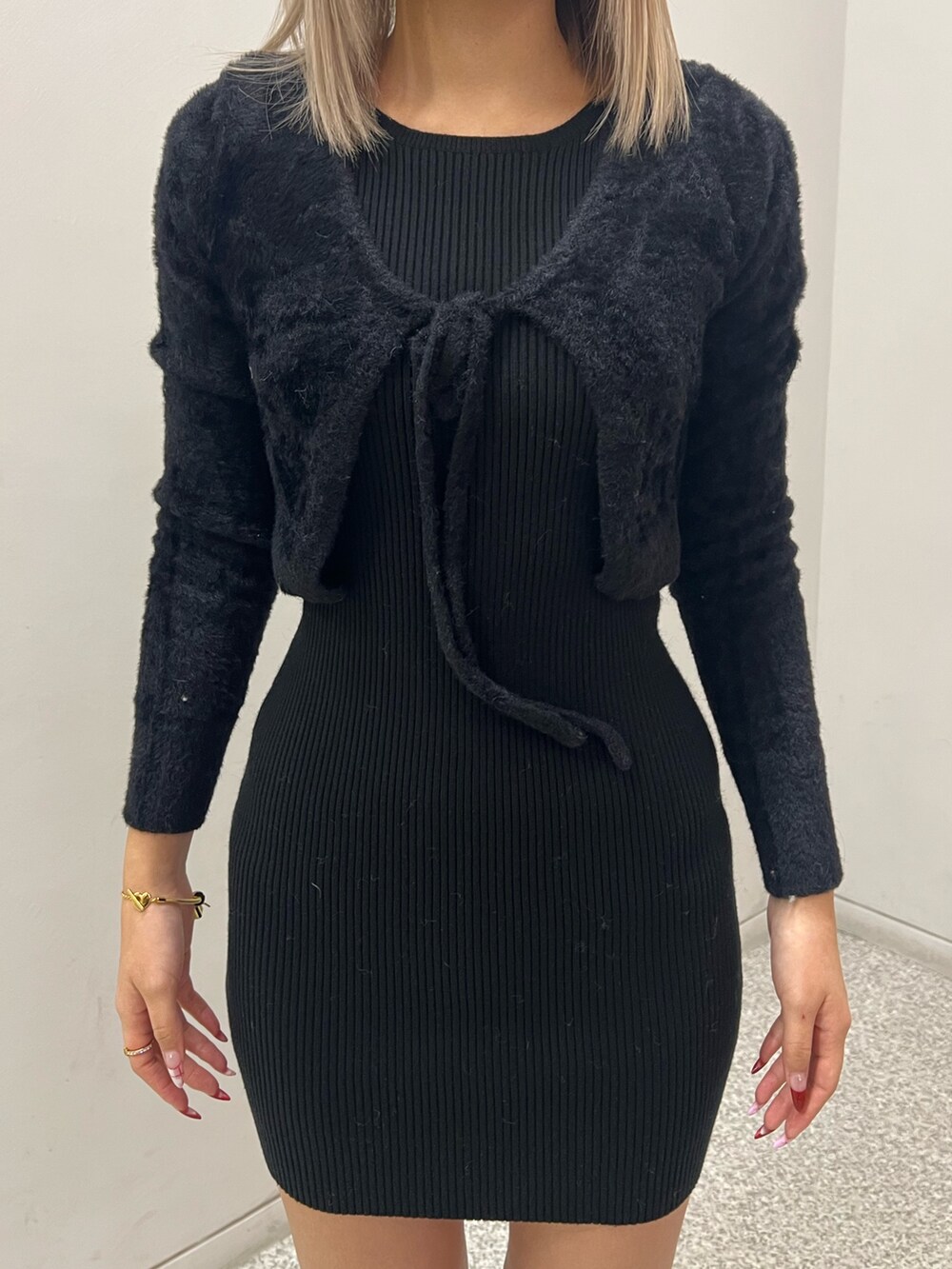 ブラック系のワンピース、ブラック系のブーツを着用したレディースの冬コーディネートの4枚目の写真