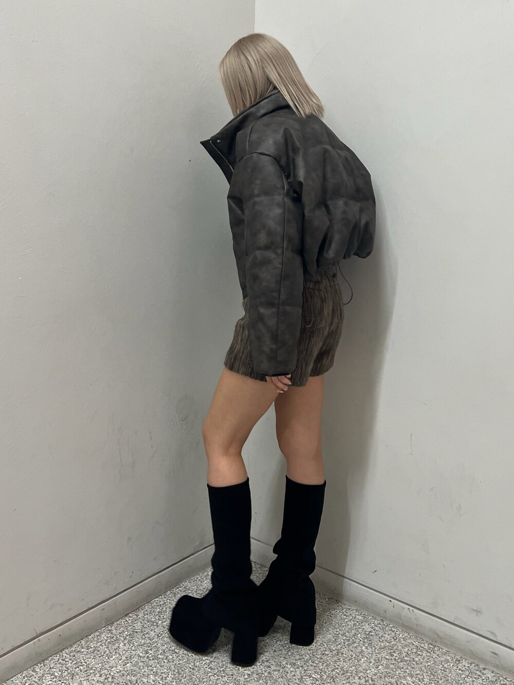 ブラウン系のダウンジャケット/コート、ブラウン系のその他パンツ、ブラック系のブーツを着用したレディースの冬コーディネートの2枚目の写真