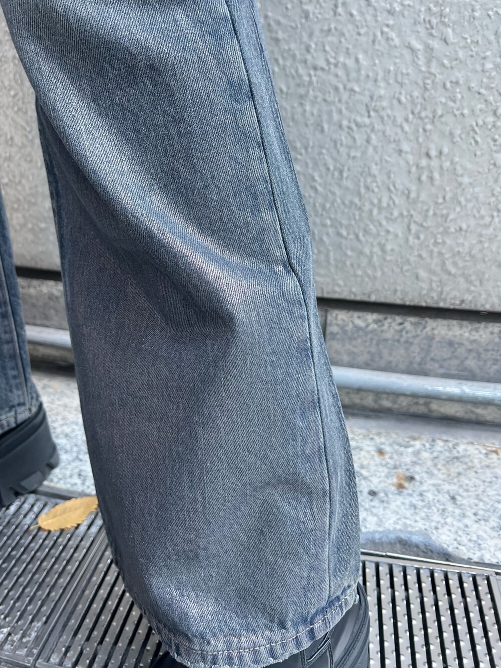 ブラウン系のニット/セーター、ブルー系のデニムパンツ、ブラック系のブーツを着用したレディースの冬コーディネートの5枚目の写真