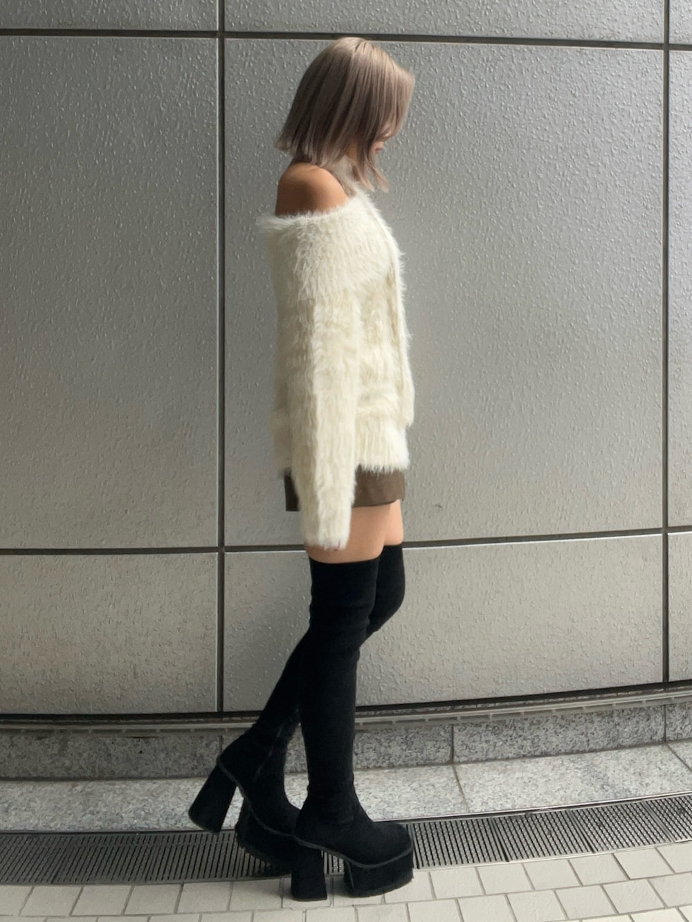 ホワイト系のニット/セーター、ブラウン系のその他パンツ、ブラック系のブーツを着用したレディースの秋コーディネートの3枚目の写真