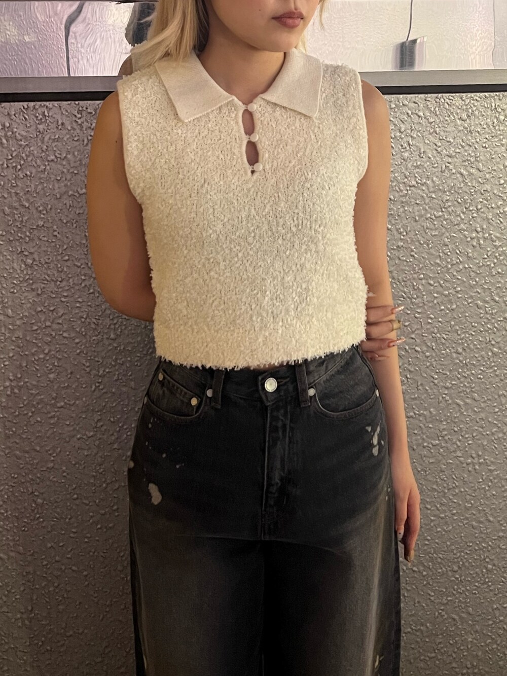 ホワイト系のニット/セーター、ブラック系のデニムパンツ、ブラック系のパンプスを着用したレディースの夏コーディネートの4枚目の写真