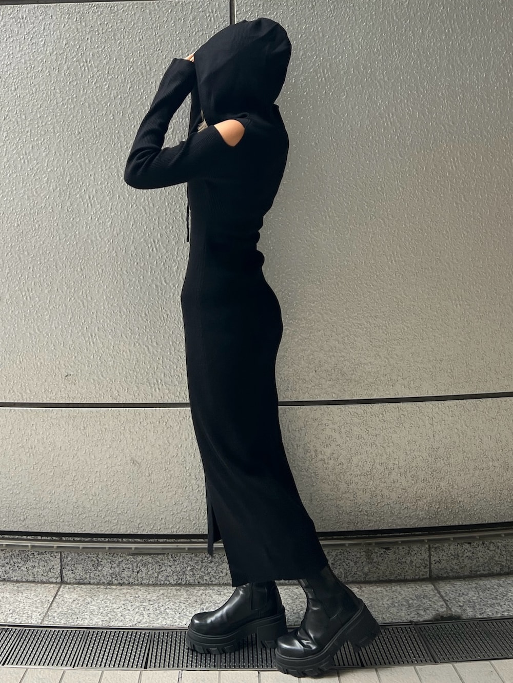 ブラック系のワンピース、ブラック系のブーツを着用したレディースの秋コーディネートの2枚目の写真