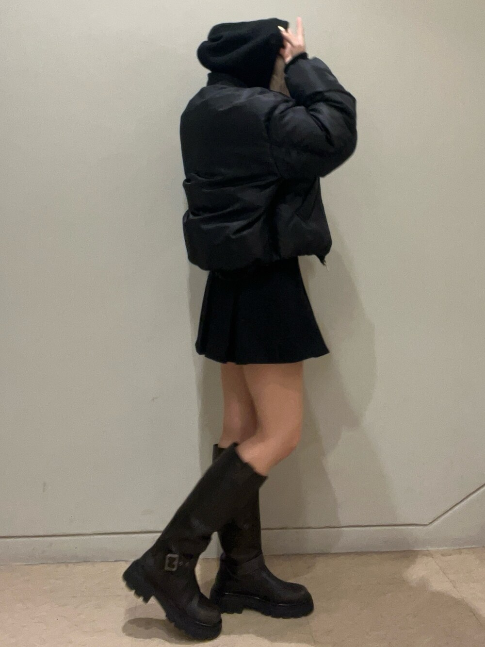 ブラック系のブルゾン、ブラック系のニット/セーター、ブラック系のスカートを着用したレディースの秋コーディネートの2枚目の写真