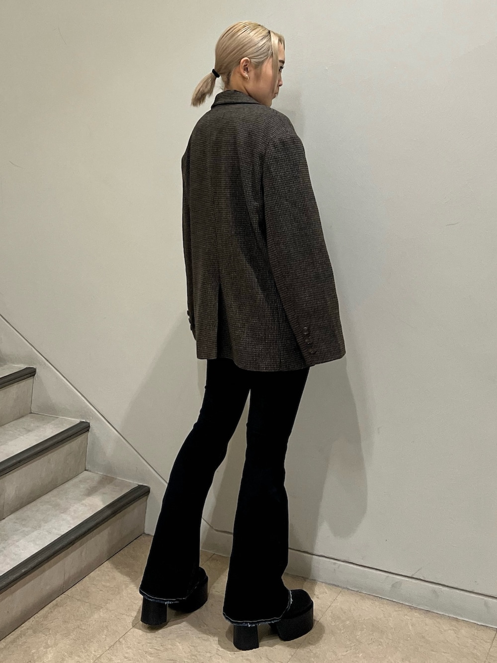 その他のテーラードジャケット、ブルー系のデニムパンツ、ブラック系のブーツを着用したレディースの秋コーディネートの2枚目の写真