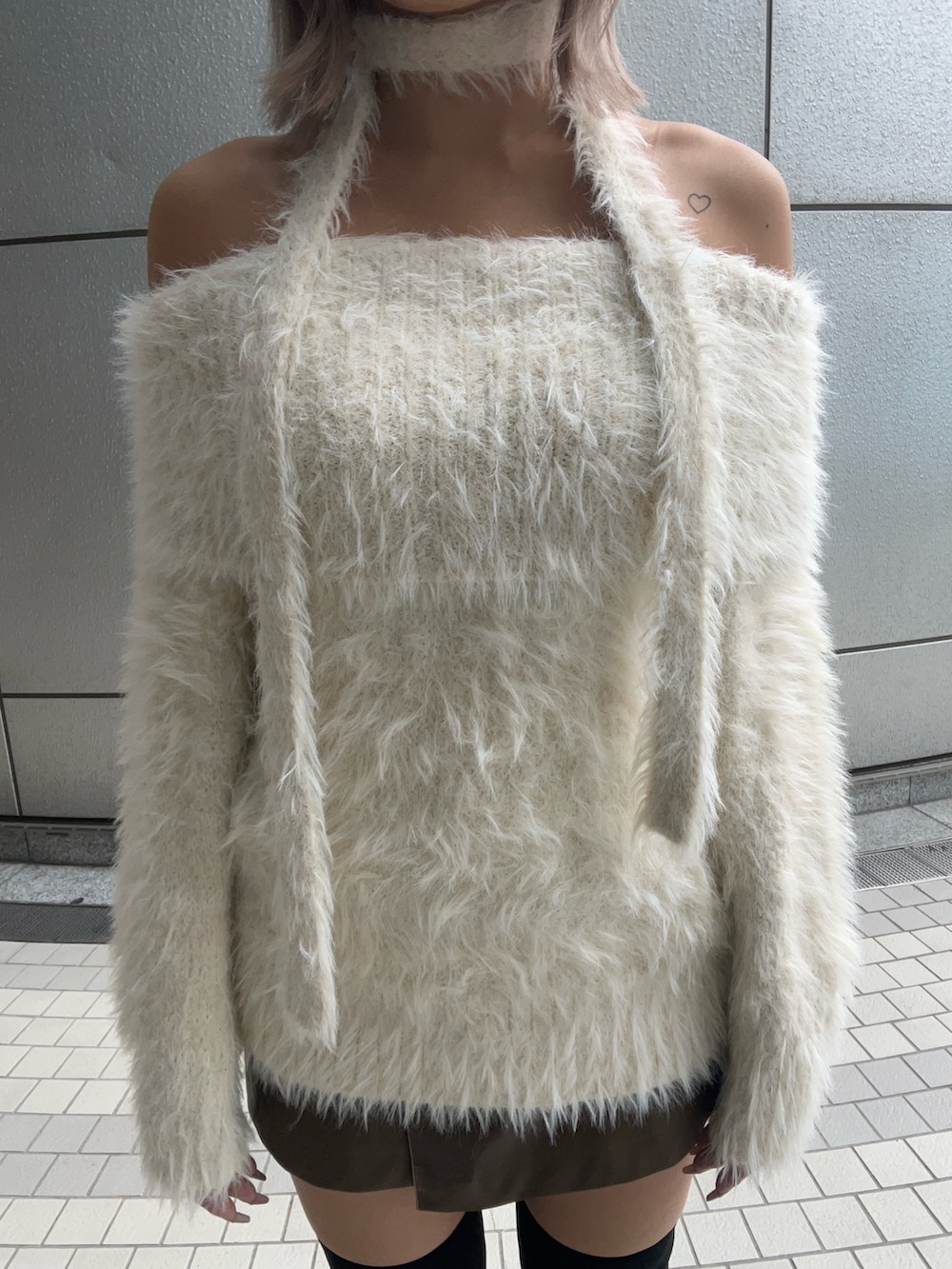 ホワイト系のニット/セーター、ブラウン系のその他パンツ、ブラック系のブーツを着用したレディースの秋コーディネートの4枚目の写真