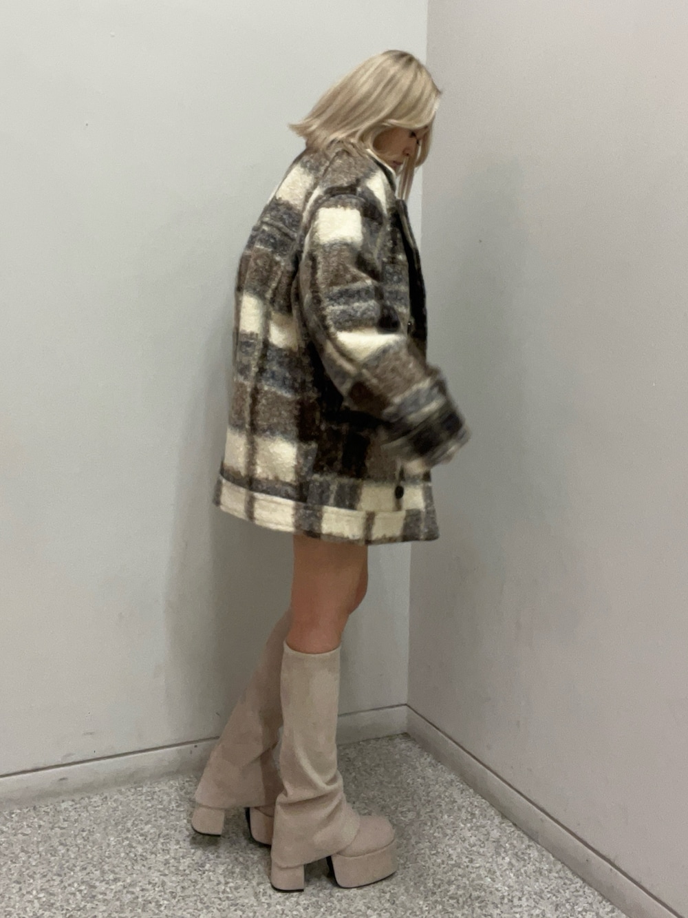 ホワイト系のブーツ、その他のその他アウター、ホワイト系のニット/セーターを着用したレディースの秋コーディネートの2枚目の写真