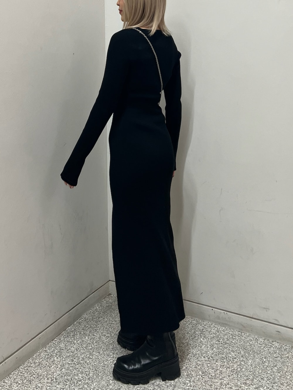 ブラック系のワンピース、ブラック系のブーツを着用したレディースの冬コーディネートの2枚目の写真