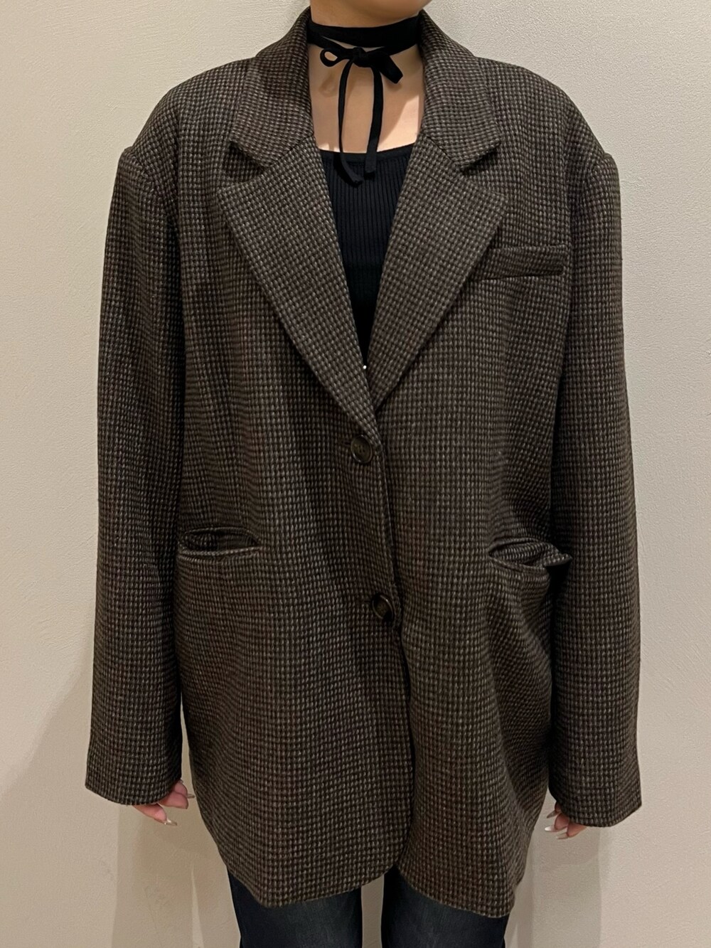 その他のテーラードジャケット、ブルー系のデニムパンツ、ブラック系のブーツを着用したレディースの秋コーディネートの4枚目の写真