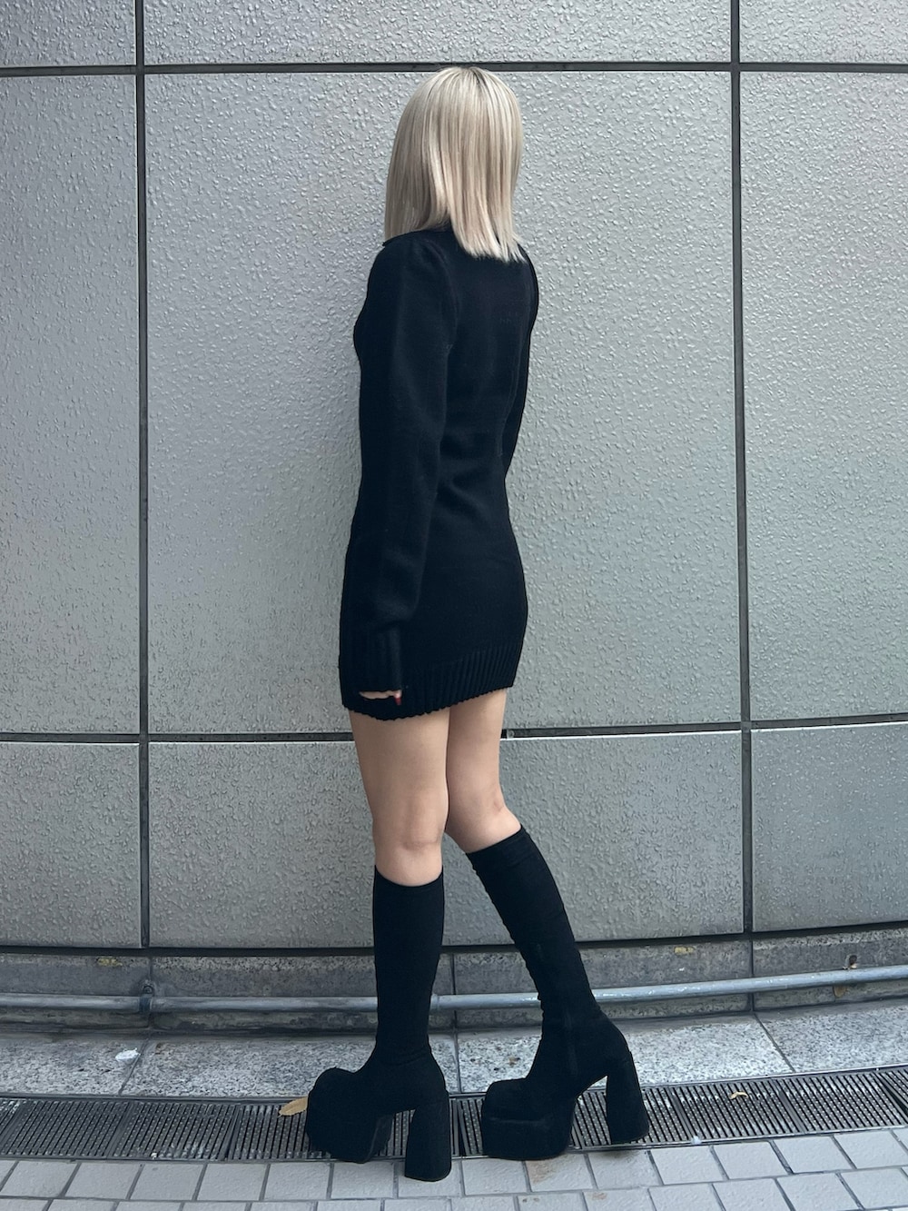 ブラック系のワンピース、その他のブーツを着用したレディースの冬コーディネートの3枚目の写真