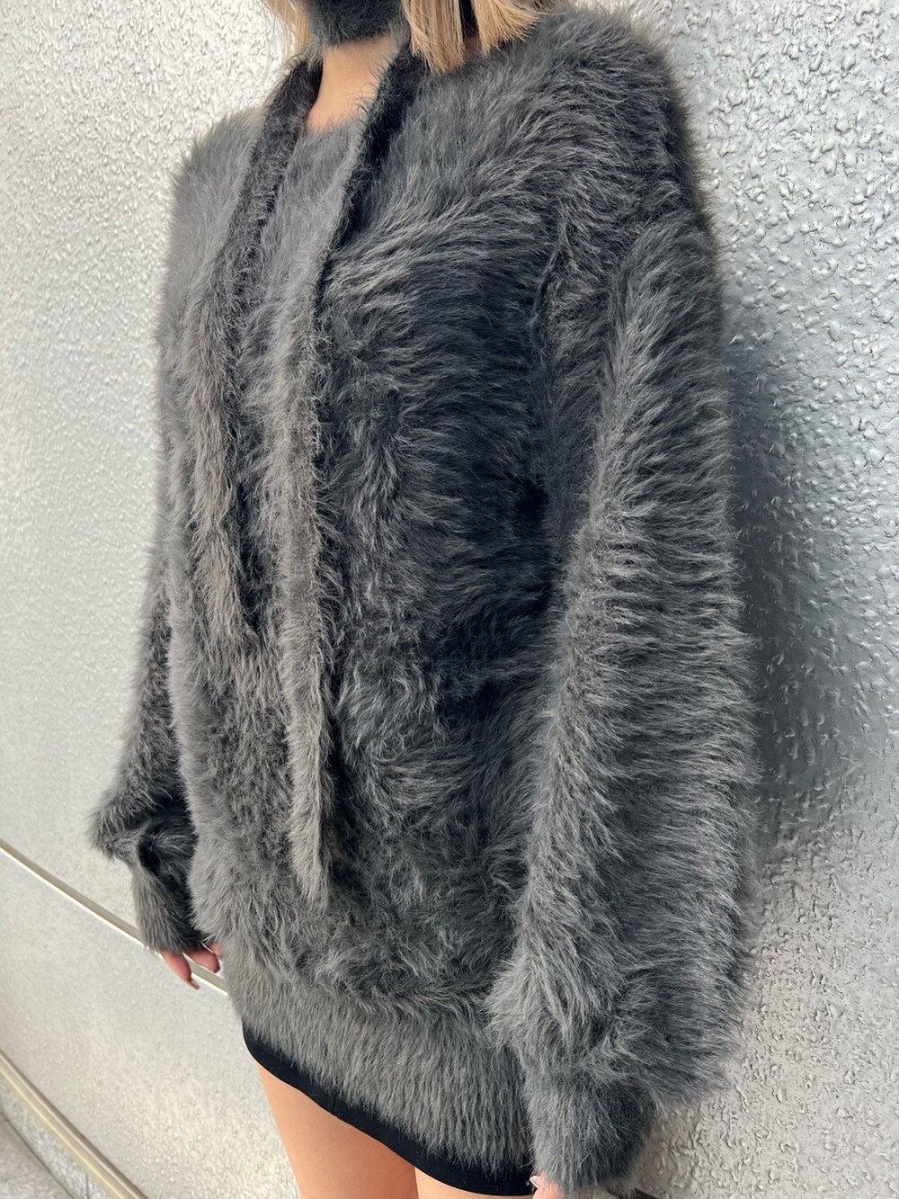 グレー系のワンピース、その他のブーツを着用したレディースの秋コーディネートの4枚目の写真