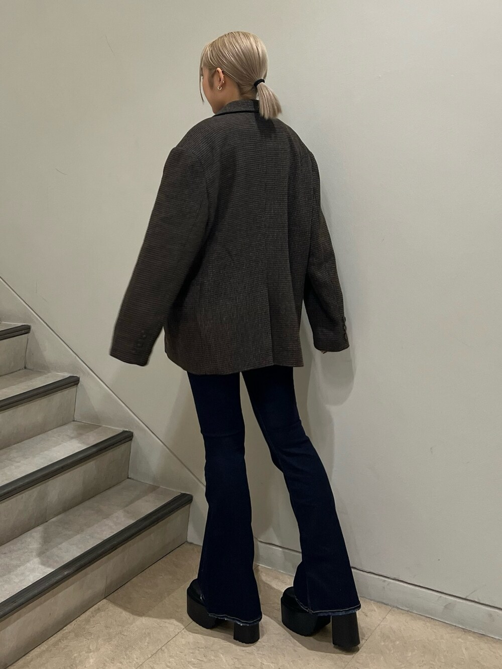 その他のテーラードジャケット、ブルー系のデニムパンツ、ブラック系のブーツを着用したレディースの秋コーディネートの3枚目の写真