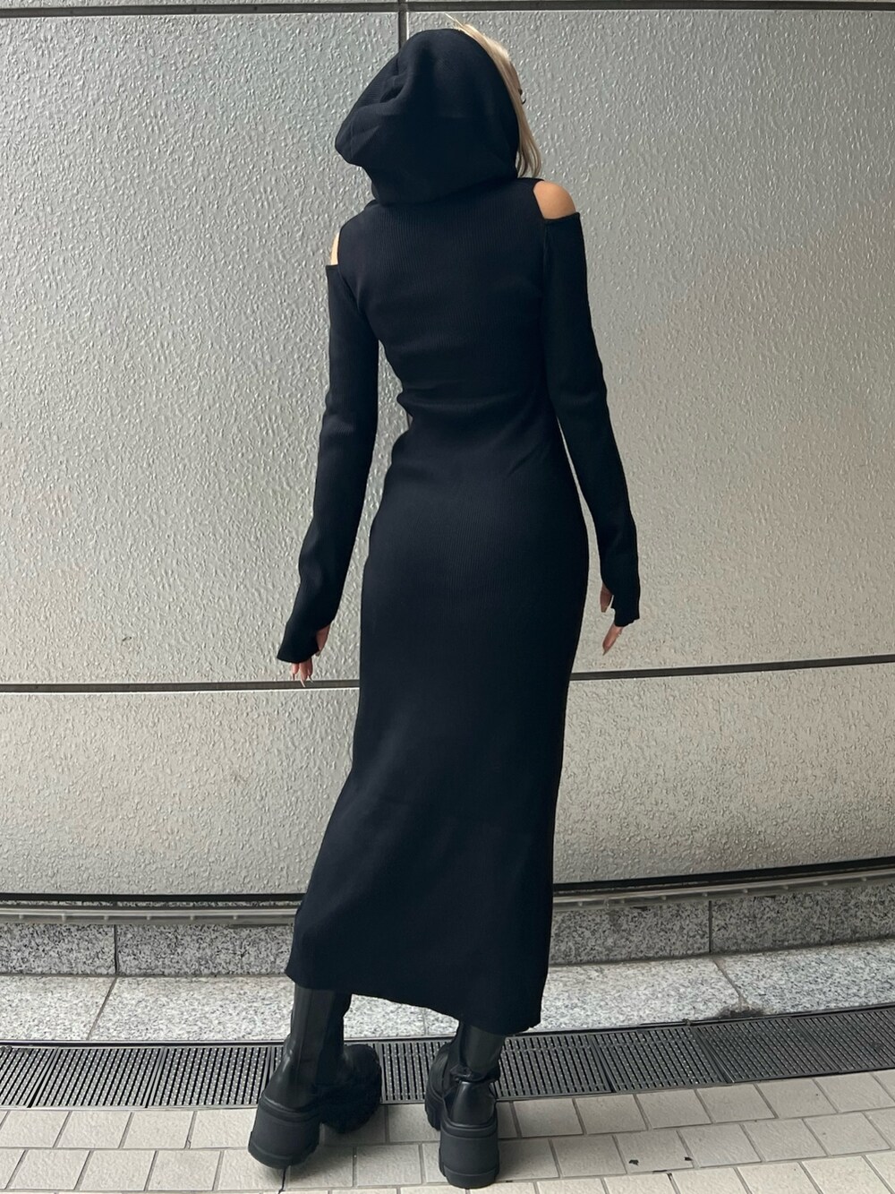 ブラック系のワンピース、ブラック系のブーツを着用したレディースの秋コーディネートの3枚目の写真