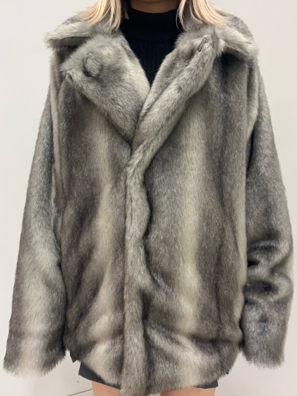 グレー系のその他アウター、ブラック系のニット/セーター、その他のブーツを着用したレディースの冬コーディネートの4枚目の写真