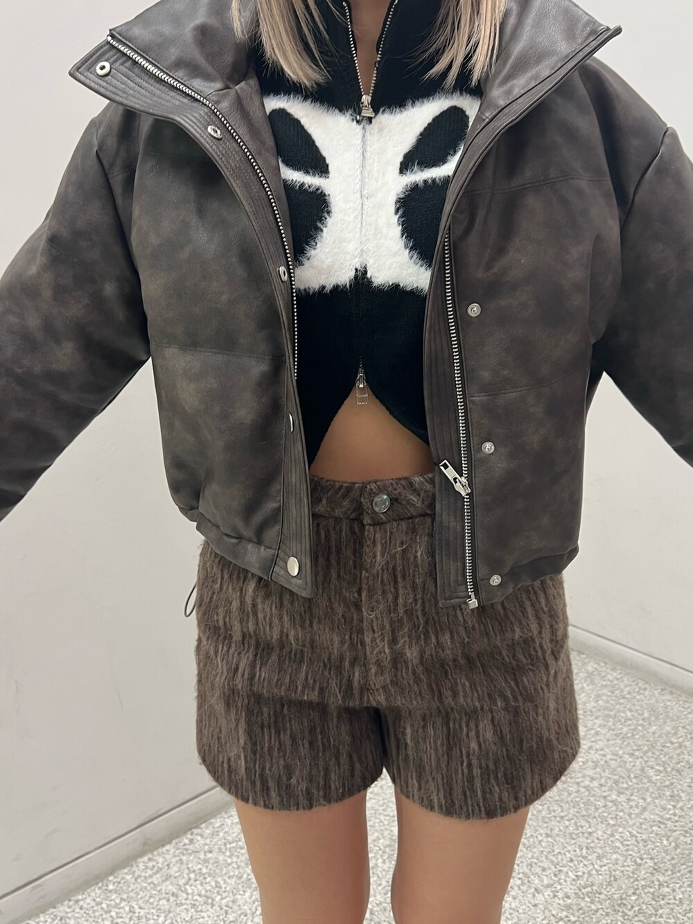 ブラウン系のダウンジャケット/コート、ブラウン系のその他パンツ、ブラック系のブーツを着用したレディースの冬コーディネートの4枚目の写真