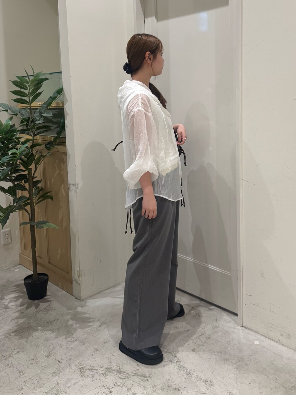 ホワイト系のシャツ/ブラウス、ホワイト系のタンクトップ、グレー系のデニムパンツを着用したレディースの夏コーディネートの5枚目の写真