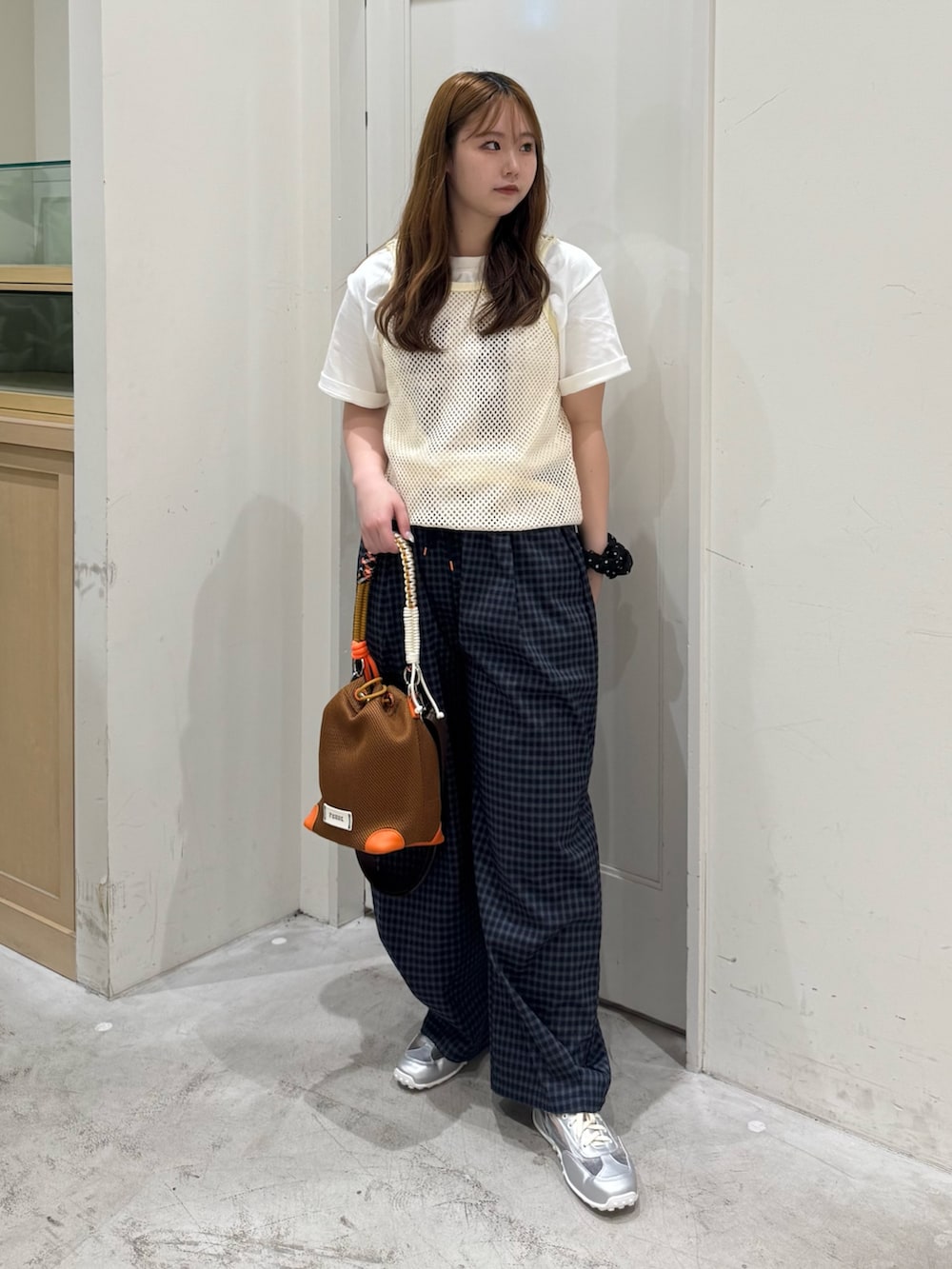 ブルー系のその他パンツ、イエロー系のショルダーバッグ、ホワイト系のタンクトップを着用したレディースの夏コーディネートの3枚目の写真