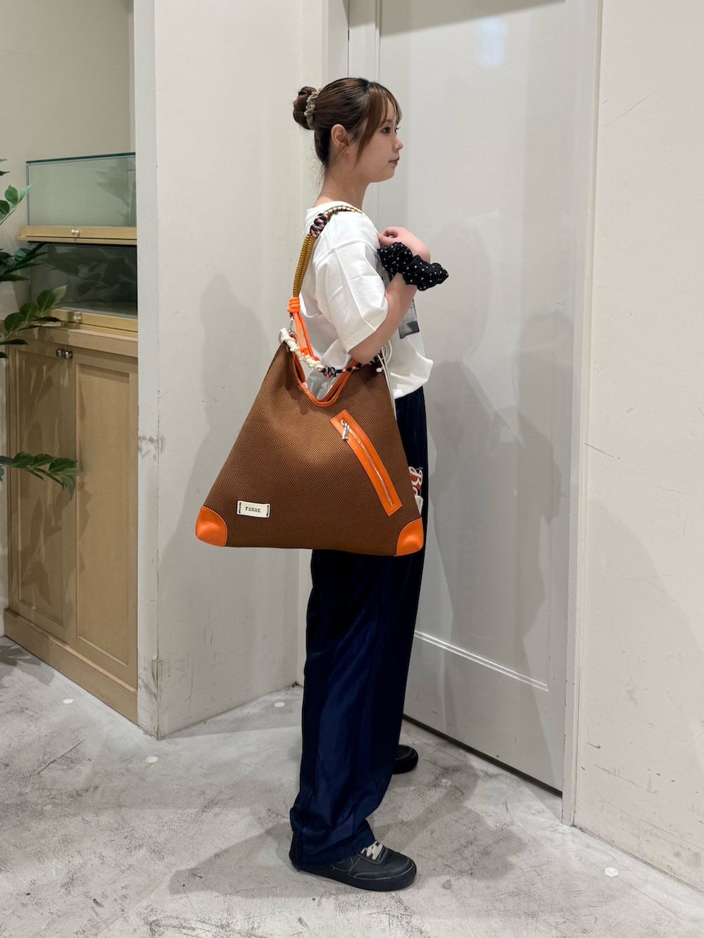 ホワイト系のTシャツ/カットソー、イエロー系のショルダーバッグ、ブルー系のその他パンツを着用したレディースの夏コーディネートの4枚目の写真