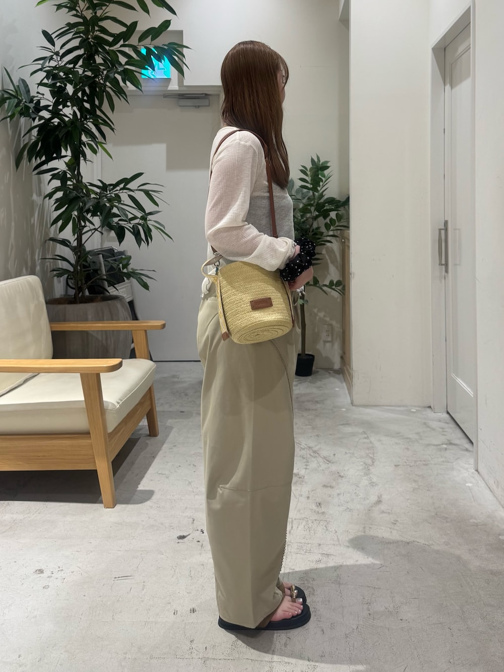 グリーン系のその他パンツ、ホワイト系のカーディガン/ボレロ、ブラウン系のキャミソールを着用したレディースの夏コーディネートの3枚目の写真