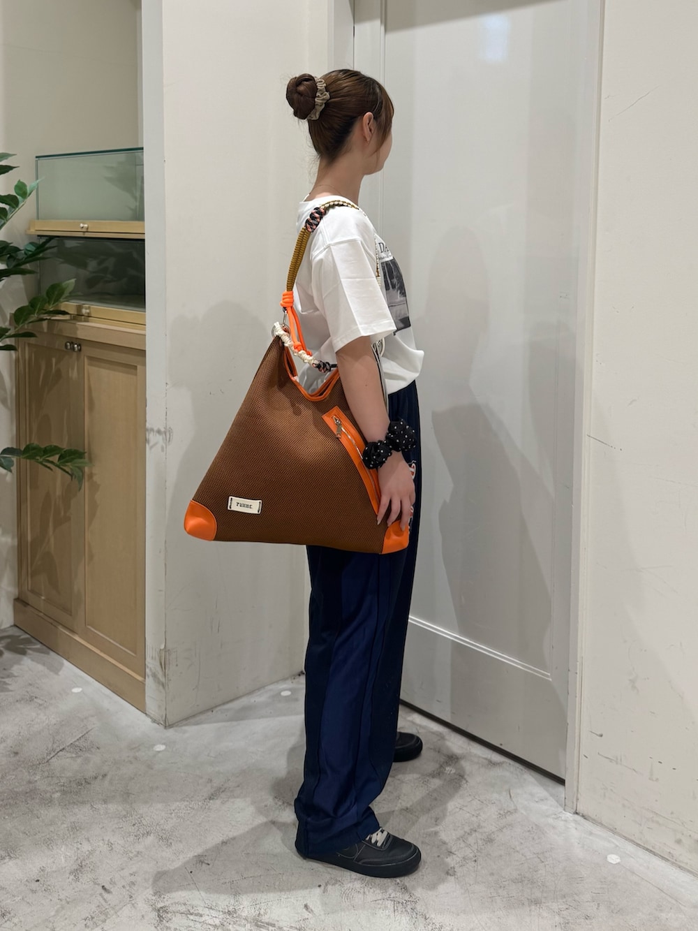 ホワイト系のTシャツ/カットソー、イエロー系のショルダーバッグ、ブルー系のその他パンツを着用したレディースの夏コーディネートの5枚目の写真