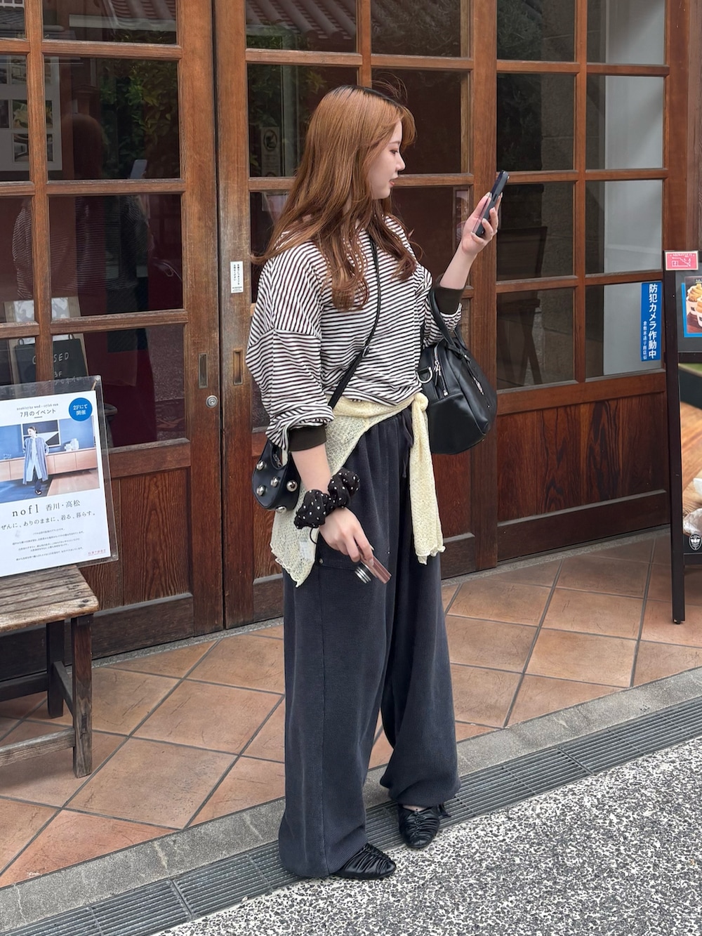 ブラック系のスウェットパンツ、イエロー系のTシャツ/カットソー、グレー系のTシャツ/カットソーを着用したレディースの夏コーディネートの2枚目の写真
