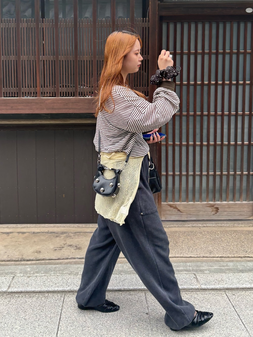 ブラック系のスウェットパンツ、イエロー系のTシャツ/カットソー、グレー系のTシャツ/カットソーを着用したレディースの夏コーディネートの3枚目の写真