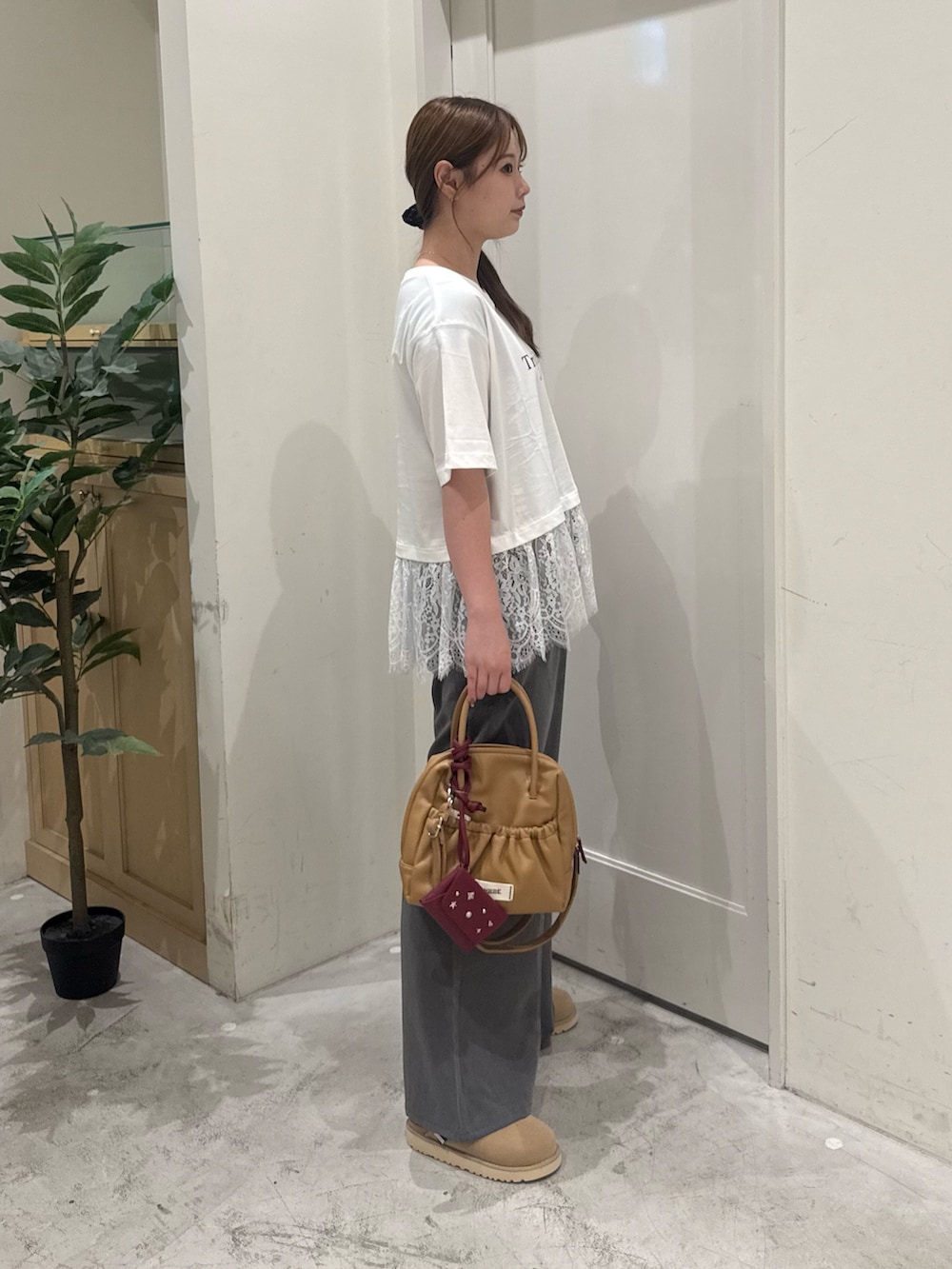 ホワイト系のTシャツ/カットソー、イエロー系のショルダーバッグ、ブラック系のその他シューズを着用したレディースの夏コーディネートの5枚目の写真