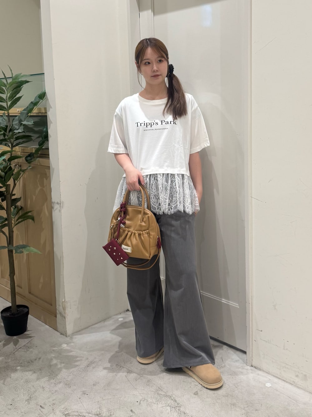 ホワイト系のTシャツ/カットソー、イエロー系のショルダーバッグ、ブラック系のその他シューズを着用したレディースの夏コーディネートの3枚目の写真