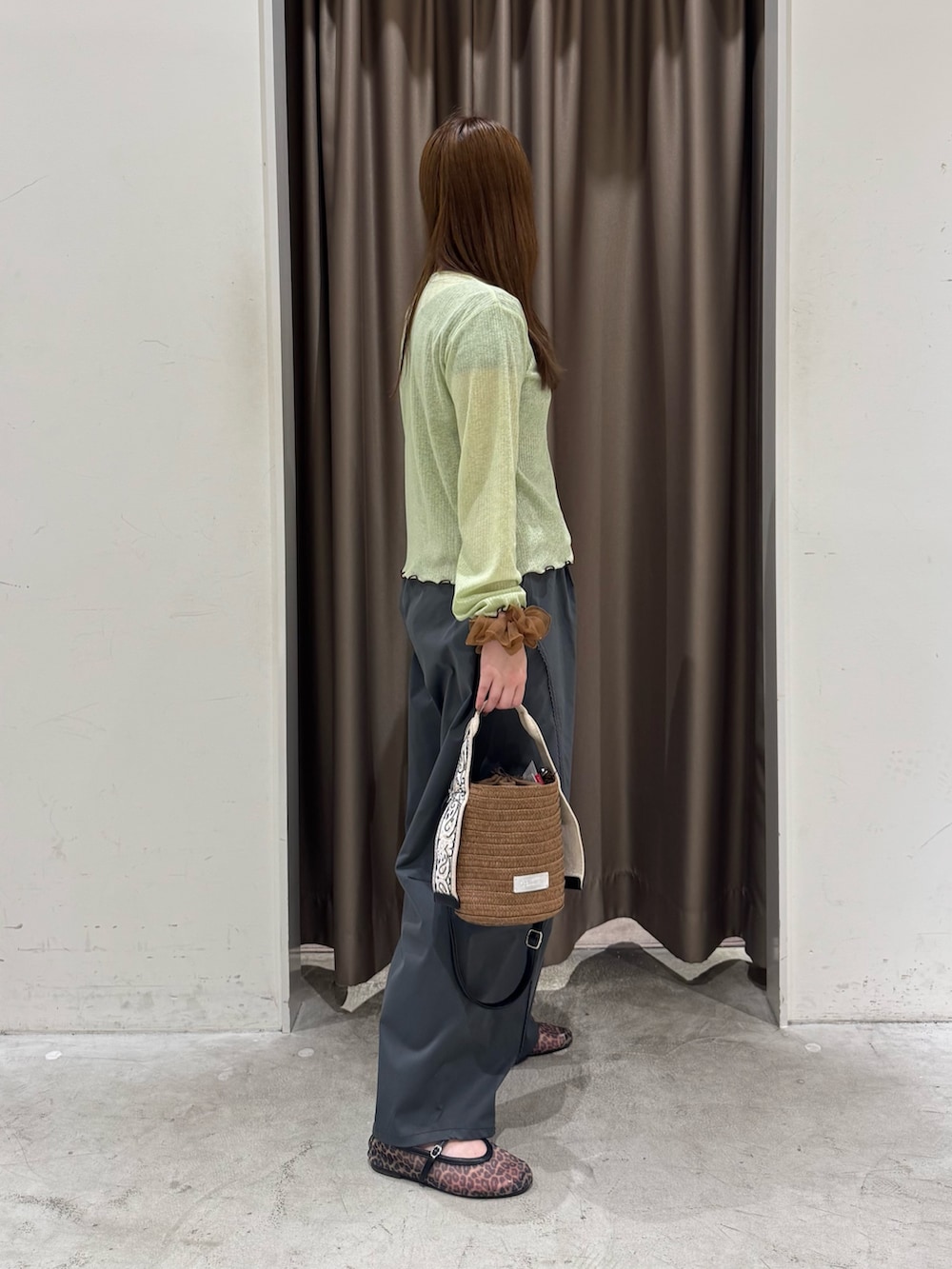 グリーン系のカーディガン/ボレロ、グレー系のその他パンツ、ブラウン系のトートバッグを着用したレディースの夏コーディネートの4枚目の写真