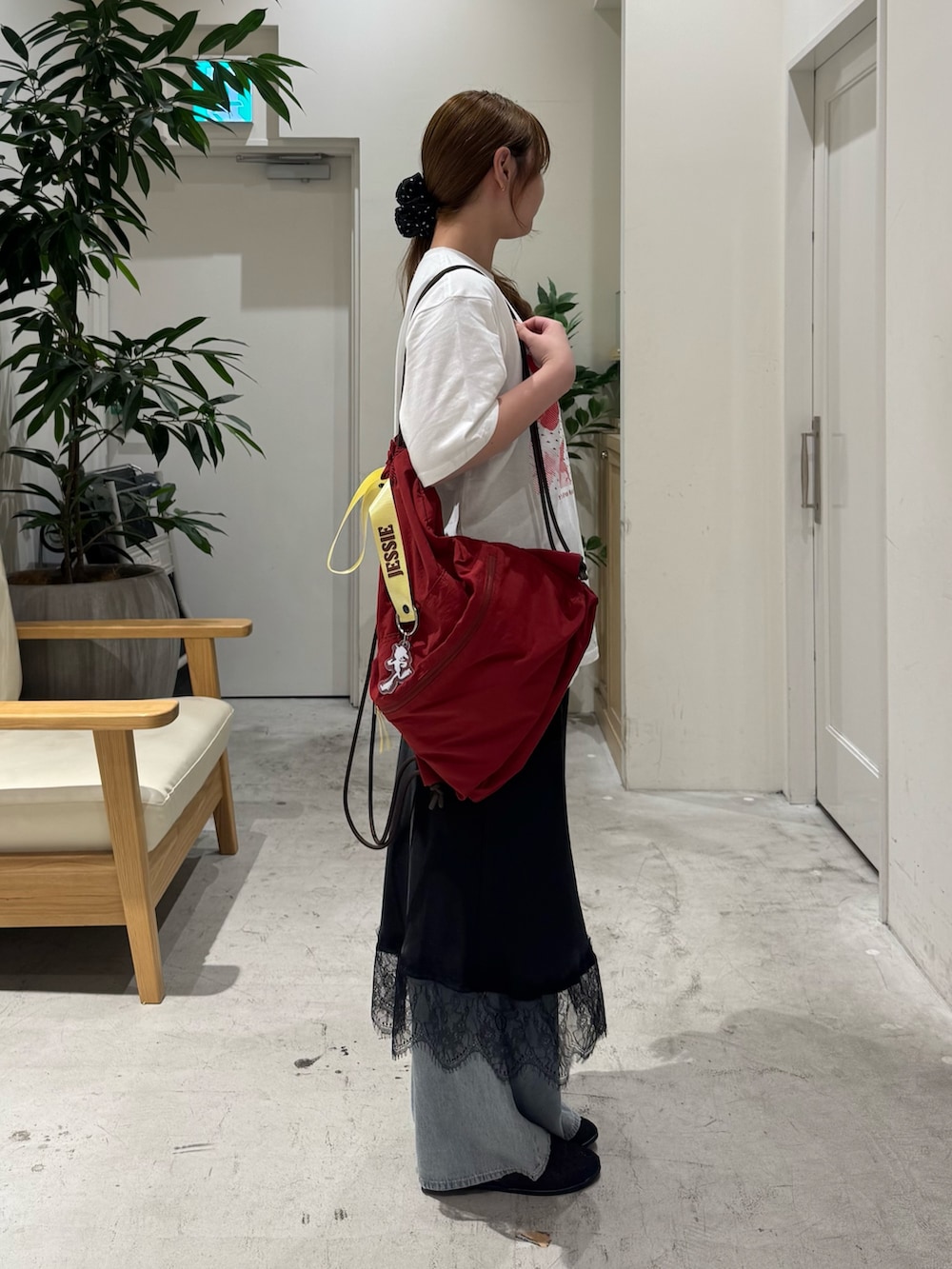 ホワイト系のTシャツ/カットソー、レッド系のバックパック/リュック、ブラック系のスカートを着用したレディースの夏コーディネートの4枚目の写真