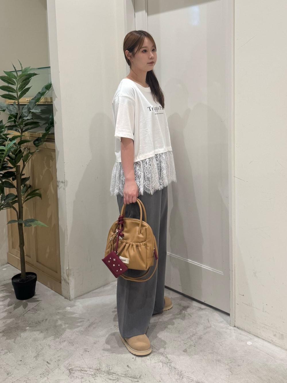 ホワイト系のTシャツ/カットソー、イエロー系のショルダーバッグ、ブラック系のその他シューズを着用したレディースの夏コーディネートの4枚目の写真