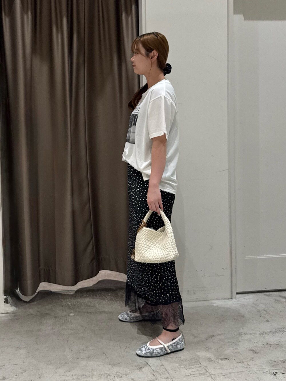 ホワイト系のTシャツ/カットソー、ホワイト系のショルダーバッグ、ホワイト系のパンプスを着用したレディースの夏コーディネートの4枚目の写真