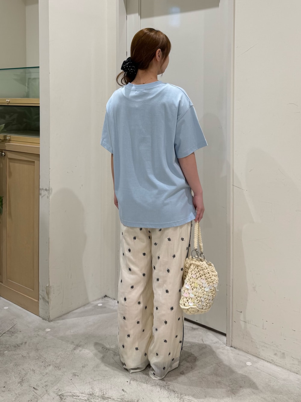 ホワイト系のその他パンツ、ホワイト系のショルダーバッグ、ブラック系のパンプスを着用したレディースの夏コーディネートの6枚目の写真