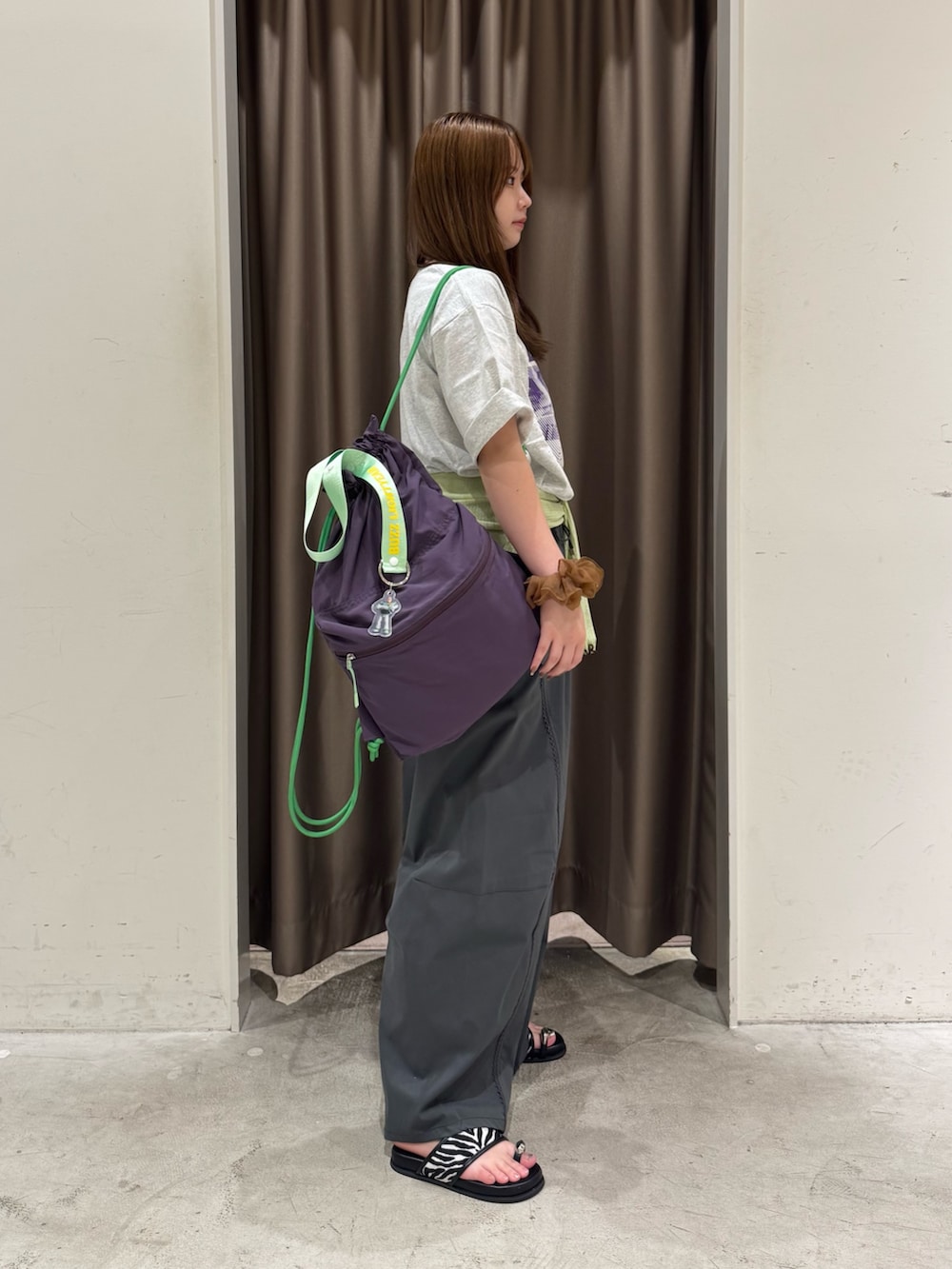 グレー系のTシャツ/カットソー、グリーン系のカーディガン/ボレロ、グレー系のその他パンツを着用したレディースの夏コーディネートの5枚目の写真