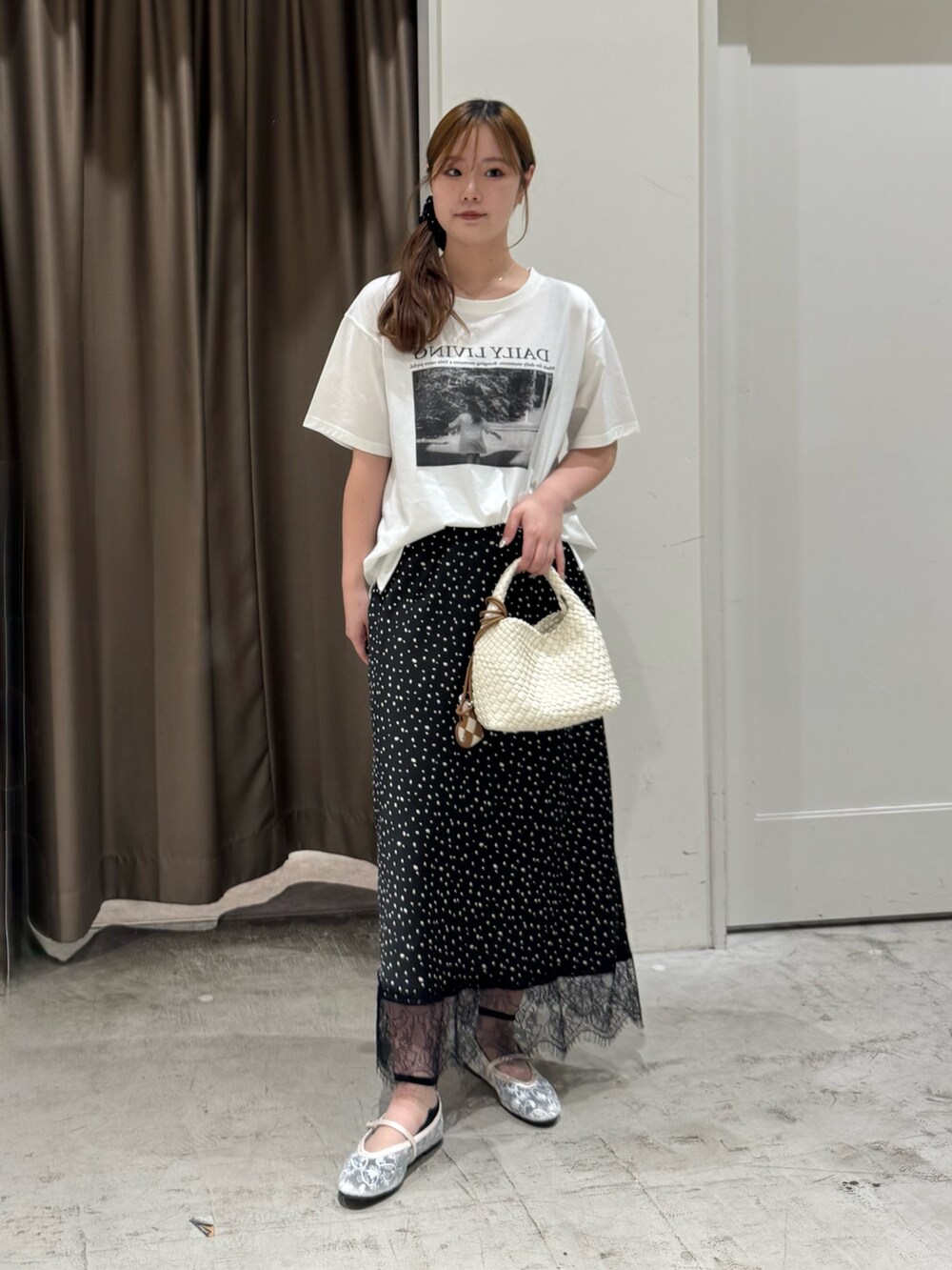 ホワイト系のTシャツ/カットソー、ホワイト系のショルダーバッグ、ホワイト系のパンプスを着用したレディースの夏コーディネートの2枚目の写真