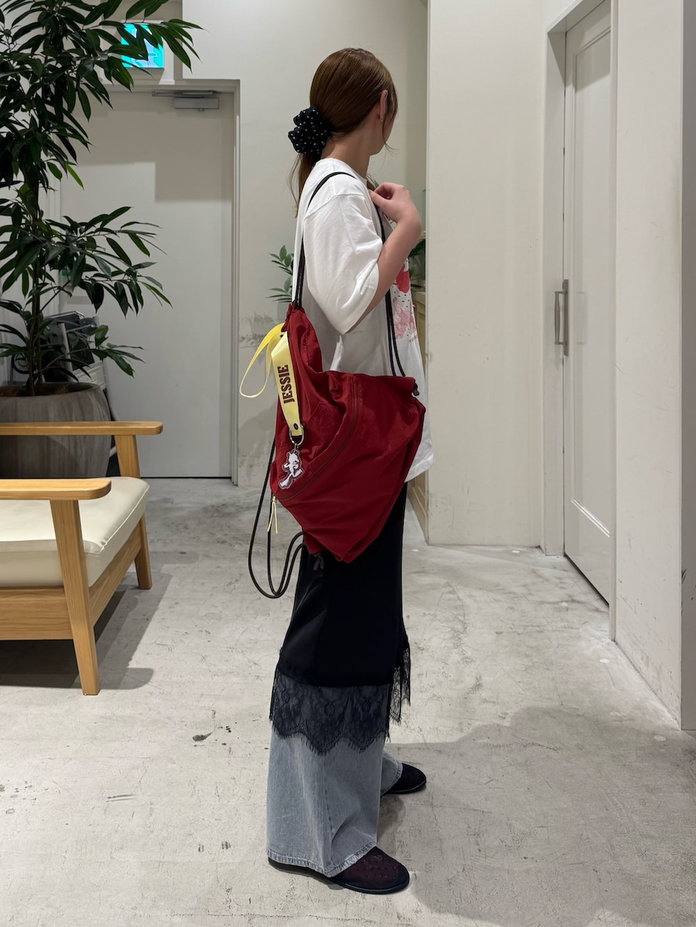 ホワイト系のTシャツ/カットソー、レッド系のバックパック/リュック、ブラック系のスカートを着用したレディースの夏コーディネートの5枚目の写真